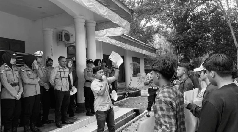 Unjuk Rasa di Kantor Perkim, Komandan Pertanyakan Kualitas Paving Blok