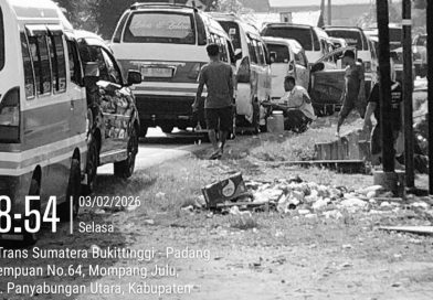 Sedot Bensin di Tengah Kelangkaan BBM Terjadi di Dekat Mapolres Madina