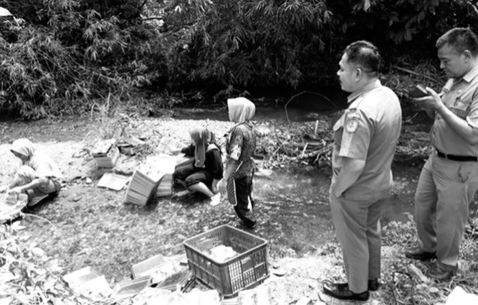 SPPG di Bukitmalintang Cuci Ompreng dan Bahan Makanan di Sungai Terbuka