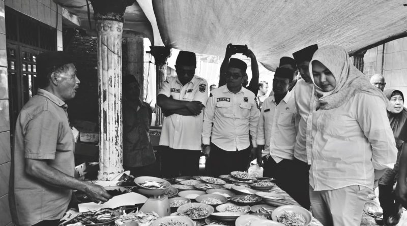 Wabup Madina Belanja Sembari Pantau Harga Bapok di Pasar Laru