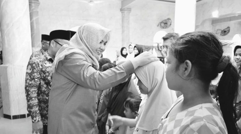 Atika Ajak Masyarakat Madina Memperhatikan Anak Yatim