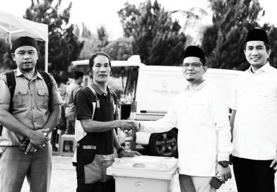 Pelaku UMKM Serahkan Tong Sampah untuk Masjid Agung Nur Alan Nur