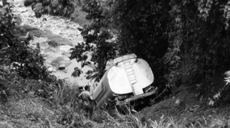 Truk Tangki CPO Jatuh ke Jurang di Desa Sipogu