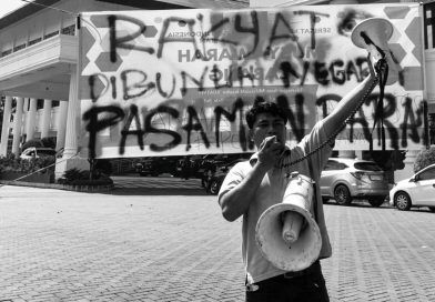 Fardian Unjuk Rasa Sendirian di Depan DPRD Sumbar, Tuntut Hal Ini
