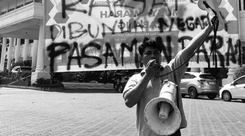 Fardian Unjuk Rasa Sendirian di Depan DPRD Sumbar, Tuntut Hal Ini