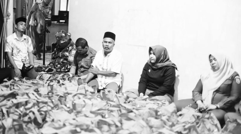 Pemkab Madina Serahkan Bantuan kepada Petani di Sayurmatua, Besok Alat Berat Turun