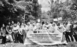 Siswa SMPN 1 Ulupungkut Peringati Hari Sungai Nasional dengan Tanam Pohon