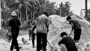 Peran Aktif Mahasiswa Kukerta UIN Suska Riau dalam Pembangunan Jalan di Tj. Pidada