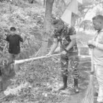 Camat dan Babinsa Turut Bersihkan Fasum di Tambangan Jae