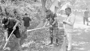 Camat dan Babinsa Turut Bersihkan Fasum di Tambangan Jae