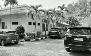 Sejumlah Mobil Plat Luar Masih Parkir di Pelataran Gedung DPRD